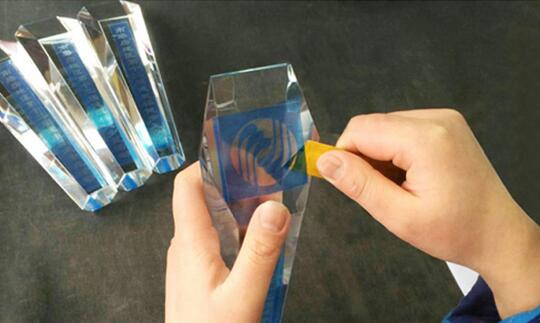 engraving crystal trophy maker